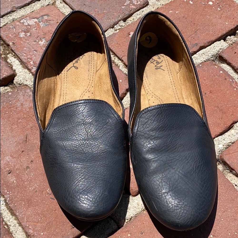 Natural Soul Black Leather Flat Shoes
